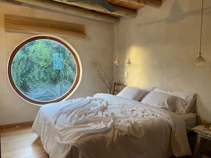 Para evitar veladores, instaló apliques colgantes con interruptores