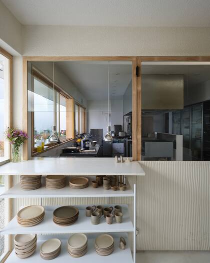 Para exhibir la vajilla de cerámica, estantería de hierro pintado al horno en blanco (Wollstudio).