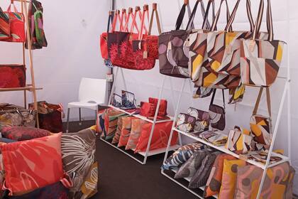 Para Experiencia Casa Living, Cóncava lanzó individuales y almohadones. Bien coloridos, por supuesto.