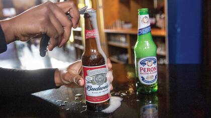 Para facilitar la aprobación de la fusión, AB InBev, dueña de Budweiser, había acordado vender Peroni, una de las marcas de SABMiller, a la japonesa Asahi