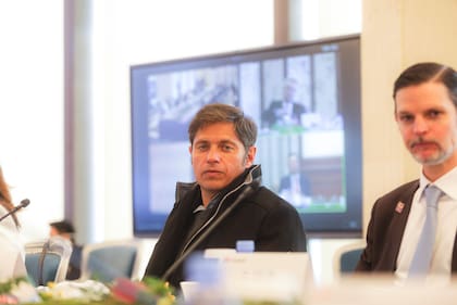 Axel Kicillof con el exembajador en China Sabino Vaca Narvaja en el centro tecnológico de Huawei