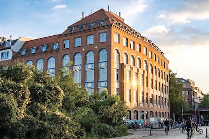 Para Forward College (en la foto vemos la sede de Berlín), una institución privada vinculada a la
Universidad de Londres, “la educación consiste en cultivar
la vida y el mundo que queremos ver mañana”. De ahí que
el programa se centre en fomentar diferentes inteligencias:
cognitiva, social, emocional y práctica.