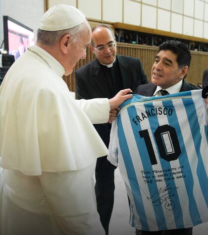 "Para Francisquito", dice la camiseta que Maradona le regaló al Papa en 2016