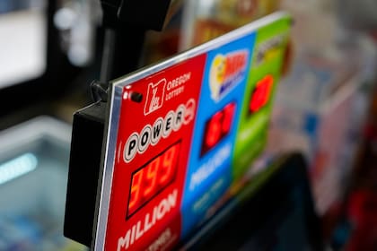 Para ganar el premio mayor del Powerball los jugadores deben acertar en las seis cifras exactas (AP Foto/Jenny Kane)