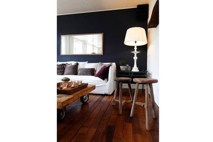 Para generar volumen en el ambiente podés aplicar este tono en una de las paredes y contrastara con el color del sofá