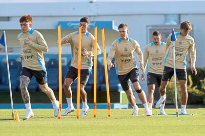 Para Giovani Lo Celso (en el centro) se da la oportunidad de ser titular, por las faltas de Enzo Fernández y Alexis Mac Allister para esta fecha de la eliminatoria.