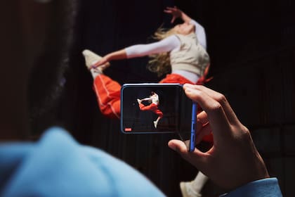 Para grabar video y con el teléfono en modo "camcorder", alcanza con inclinar apenas la muñeca hacia un lado o el otro para hacer un zoom durante el video sin tener que tocar la pantalla