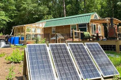 Para habilitar su pequeño hogar, utilizaron materiales reciclados y además instalaron es de energía solar