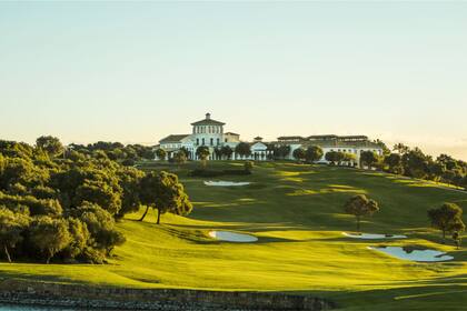 Para hacer la cancha de golf se convocó a Robert Trent Jones, el célebre diseñador de la de North Hills, en Nueva York, y se importaron desde Florida panes de césped variedad bermuda