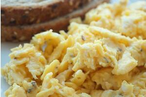 El truco que pocos conocen para hacer los huevos revueltos como un chef