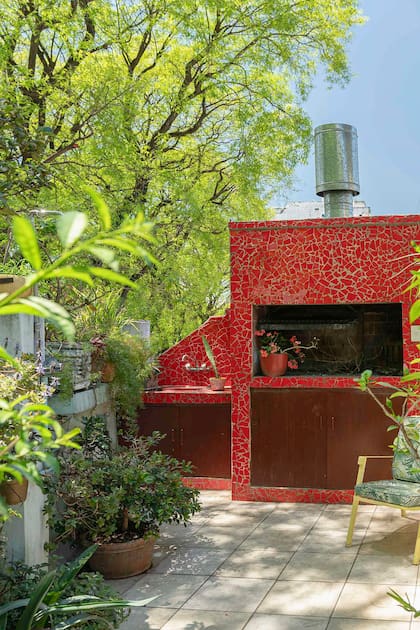 Para hacer los revestimientos se usaron restos de cerámicos que quitaron en la obra más otros que aportaron amigos y familiares. Hoy cubren desde la cocina y la parrilla hasta macetas y baños.