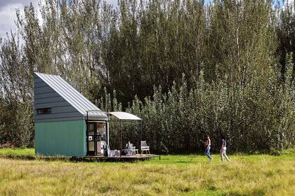 Para hacer propia la experiencia sólo se necesita un terreno abierto de al menos 24 metros cuadrados; la casa se monta sobre pequeños cimientos, salvo en ciertos suelos, donde podría requerir anclajes a la tierra.