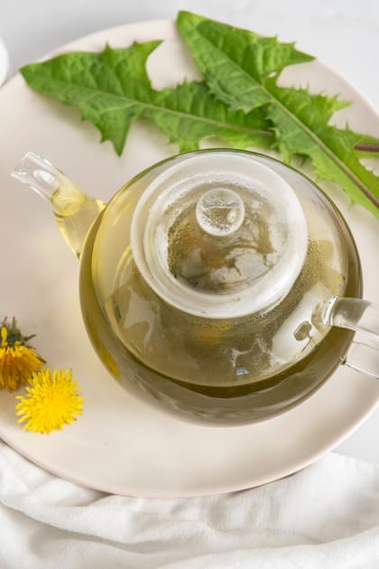 Para hacer una infusión de flores: colocar las flores en un recipiente y verter el agua a punto de hervor encima. Cubrir y dejar reposar durante unos 10 minutos