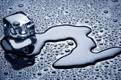 Para imaginar un supersólido, se podría pensar en un cubito de hielo sumergido en agua líquida que fluye libremente por él