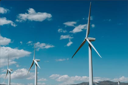 Para impulsar la industria de la energía verde, el gobierno de Nueva York invierte en proyectos solares, eólicos (terrestres y marinos) e hidroeléctricos