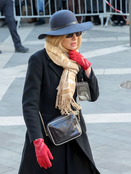Para ingresar a la iglesia, los invitados de Fundación Brigitte Bardot y de la familia de la actriz, llevaron una imagen de BB abrazando a una foca. (Photo by Arnold Jerocki/WireImage)