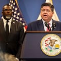 La ley firmada por JB Pritzker en Illinois que protege a estudiantes migrantes a partir del 1° de enero 2026