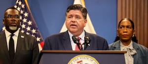La ley firmada por JB Pritzker en Illinois que protege a estudiantes migrantes a partir del 1° de enero 2026
