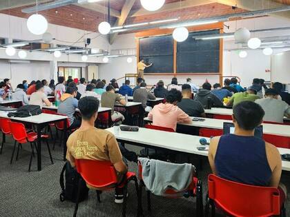 Para ingresar en el Instituto Balseiro a las carreras de grado y maestrías se deben tener cursadas y aprobadas materias de los dos primeros años de alguna carrera afín