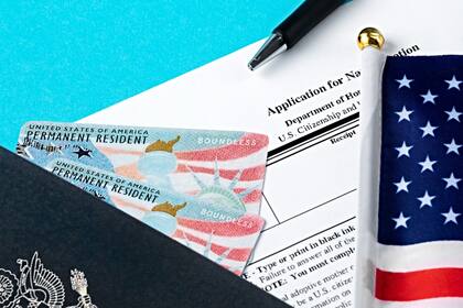 Para iniciar el proceso de naturalización ante el Uscis se debe presentar el formulario N-400