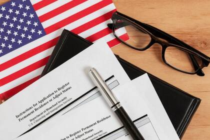 Para iniciar el proceso de naturalización, el solicitante debe presentar el Formulario N-400 junto con documentos que respalden su matrimonio y residencia. Foto: Archivo.