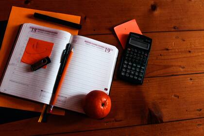 Para iniciar la elaboración del presupuesto es preciso juntar facturas y recibos de pago y detallar todos los gastos diarios sistemáticos que se realicen y de los que no se tenga un comprobante.