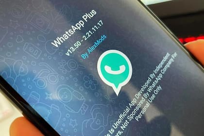 Para instalar WhatsApp Plus en el celular, se debe descargar primero un APK al dispositivo