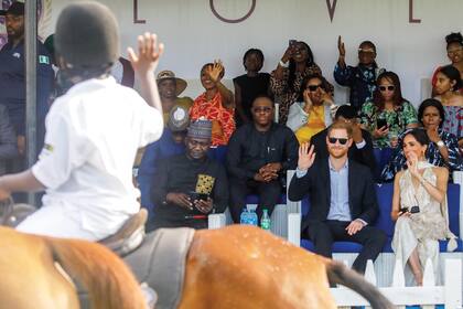 Para ir a un partido benéfico de polo en el Ikoyi Polo Club, en Lagos, Meghan optó por otro diseño de Johanna Ortiz.