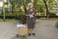 Tiene 90 años y sale a vender batitas de bebés en la plaza