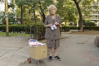 Tiene 90 años y sale a vender batitas de bebés en la plaza