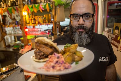 Para Javier León, hace cinco años era impensado que un argentino almorzara porotos, sopa o arepas. Hoy la mayoría del público de su pequeño restaurante es de porteños