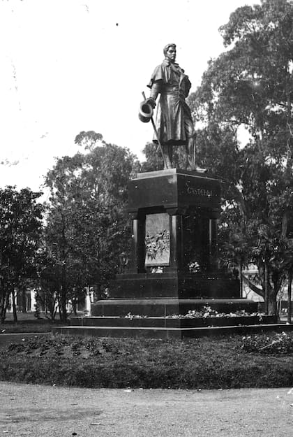 Para Juan José Castelli se contrató al alemán Gustav Eberlein. Se halla en Plaza Constitución.