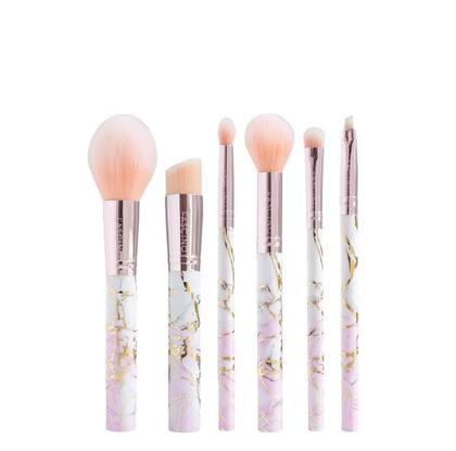 Para jugar con las distintas sombras y texturas, una paleta completa de brochas es fundamental.