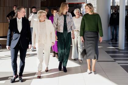 Para la actividad, la reina eligió un blusa verde y una pollera gris (Foto: Instagram @koninklijkhuis)