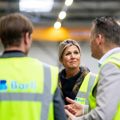 Para la actividad, la reina usó un chaleco de seguridad amarillo (Foto: Instagram @koninklijkhuis)