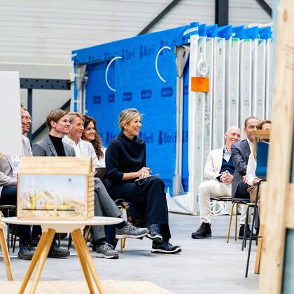 Para la actividad, la reina usó zapatillas en lugar de sus clásicos stilettos (Foto: Instagram @koninklijkhuis)