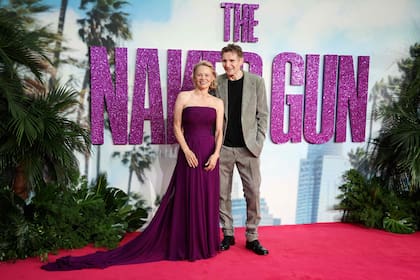 Para la avant premiere del film en Londres, la actriz eligió un vestido strapless en color berenjena, mientras que Neeson fue por un traje en tono beige que acompañó con una remera negra