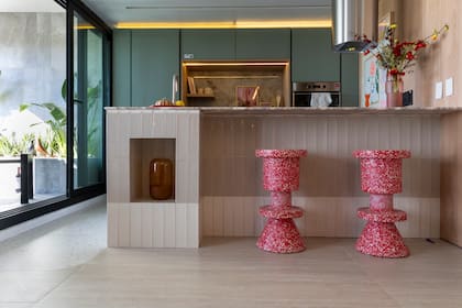 Para la barra de la cocina se optó por una combinación de "bricks" de 7,7x30,5, en Flow White y Flow Tender Gray. Un juego sugestivo entre la belleza de las líneas rectas y tonalidades de tendencia.