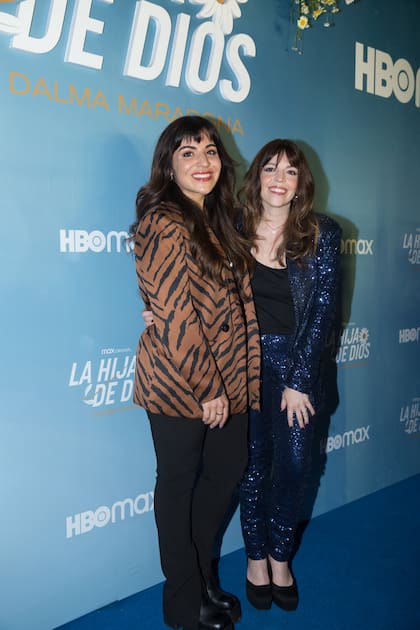 Para la blue carpet, Dalma lució un traje de paillete, mientras que su hermana apostó por un blazer animal print.