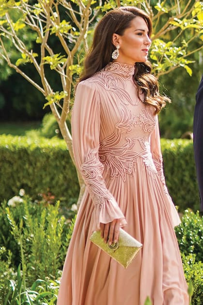 Para la boda de Hussein de Jordania y Rajwa al Saif, Kate se lució con un romántico diseño de Elie Saab.