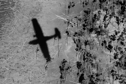 Para la búsqueda del joven desaparecido utilizaron aviones, helicópteros y barcos, y participaron soldados holandeses, de Estados Unidos y unos 7000 habitantes de la zona