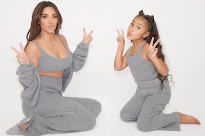 Para la campaña de Skims, la marca de loungewear de Kim, apostaron a estilos similares e igual elección cromática.