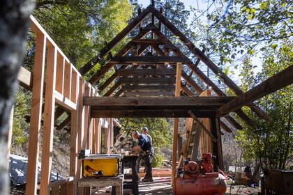 Para la Casa Frey tuvieron como premisa respetar esa estructura que ya tenía la construcción original, además de darle prioridad a la madera que recuperaron de la zona y las técnicas de entramado y carpintería local