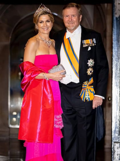 Para la cena con el Cuerpo diplomático, la reina usó un vestido fucsia que estrenó en 2007(Foto: Patrick van Katwijk)