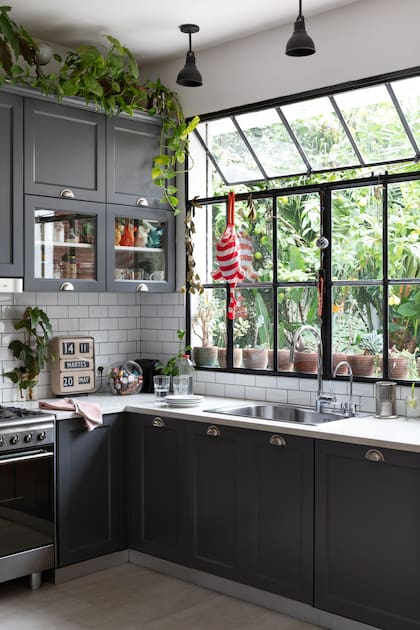 Para la cocina de este hogar se eligió un piso de porcelanato símil cemento alisado sin junta. Amoblamiento (decocinas.com.ar) con artefacto (Smeg), pileta (Johnson) con monocomando ‘Temple’ (FV) y lavaplatos panelable (Ariston). Mesada (Silestone).