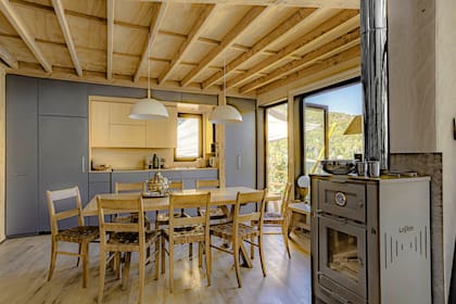 Para la cocina, José eligió muebles enchapados en gris y madera.