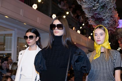 Para la colección Septem Flores, Max Mara se inspiró en Suecia y en su herencia de mujeres poderosas, así como en la tradicional celebración del solsticio de verano.