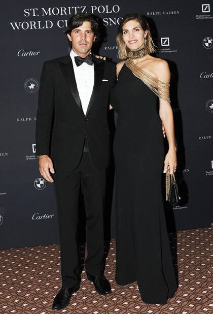 Para la comida de gala que dio cierre al evento, Nacho combinó un smoking con una camisa plisada. Delfina llevó un vestido de escote Diana con cadenas de canutillos