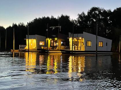 Para la construcción de las casas flotantes se utilizan estructuras de acero y fibra de vidrio reforzada