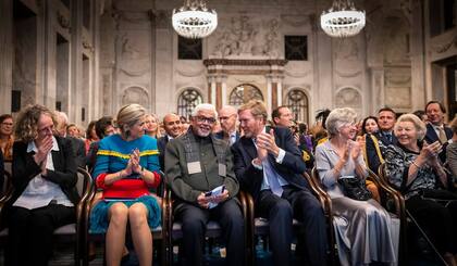 Para la entrega de premios en el Palacio Real, Máxima Zorreguieta lució un colorido vestido azul con flecos, piedras y puntillas (Foto: Instagram @paleisamsterdam)